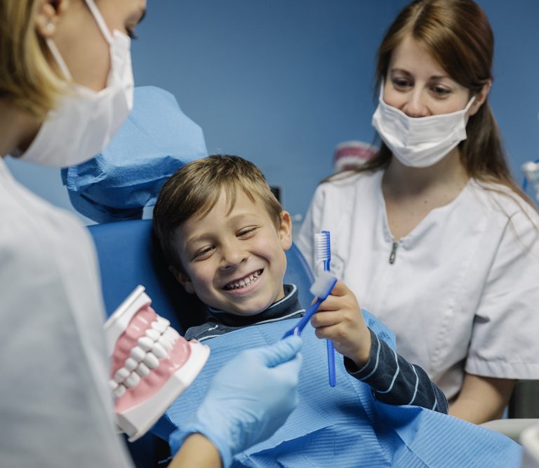 ¿cuándo debes llevar a tu hijo al dentista por primera vez?